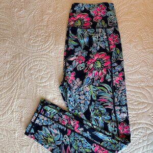 EUC Lilly Pulitzer Luxletic Weekender HighRise Midi Legging in High Manentenance